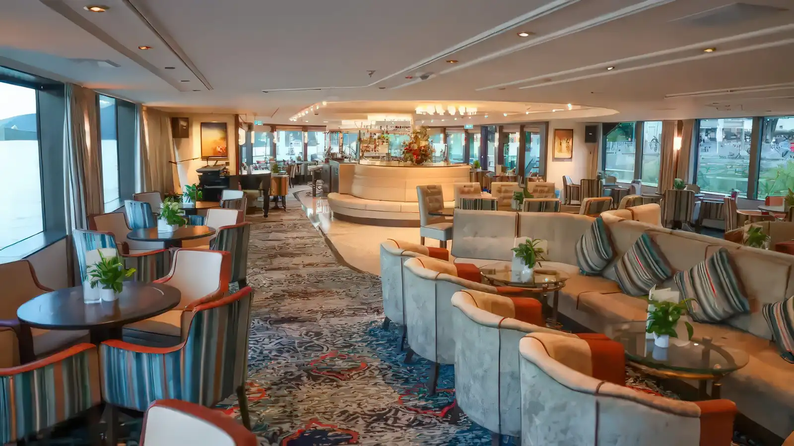 riviera river lounge
